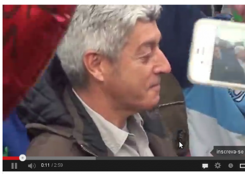 Manifestantes pegam no pé da Globo e expulsam repórter